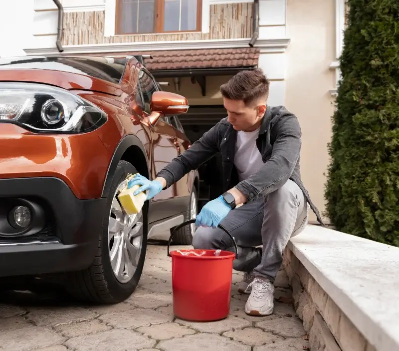 Lavage auto à domicile Coulonges-sur-l'Autize : professionnel intervenant sur un véhicule